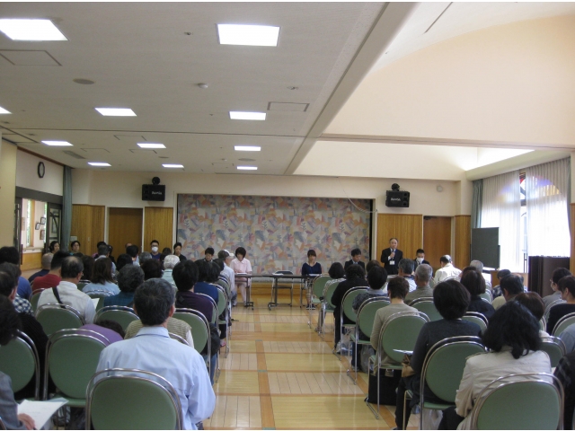 新しい職員の挨拶と介護保険法改正の説明