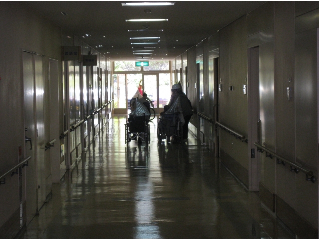 職員と一緒に避難