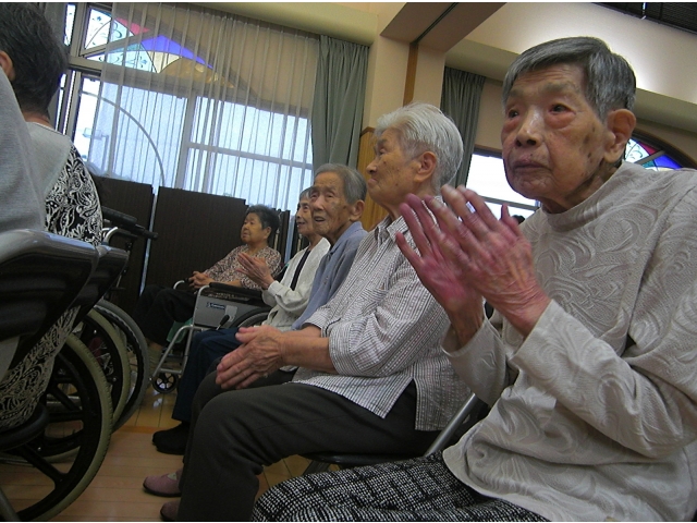 手拍子をして、楽しそう