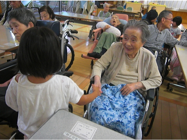 お別れに握手をしました。
また遊びに来てください！！