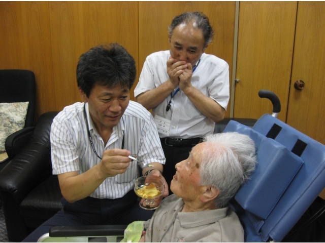 甘いプリンはおいしく、パクパク口を開けて食べました！とってもおいしそうでした（8分音符）