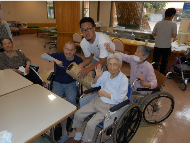 手筒は縁起物としてお店などで飾られます。