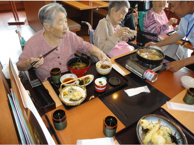 わぁ、なにから食べようかしら…