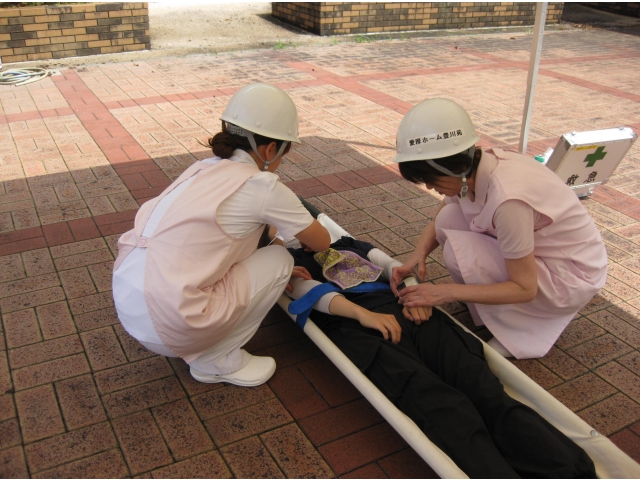 看護師による負傷者の応急処置