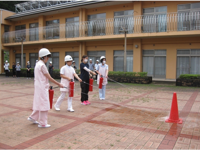 職員が交代で消火器訓練を実施
