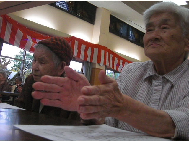 手拍子をして…