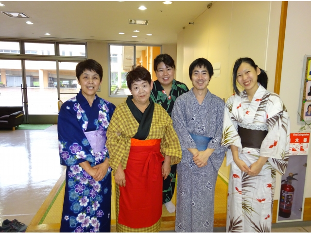 介護員もゆかた姿で…
