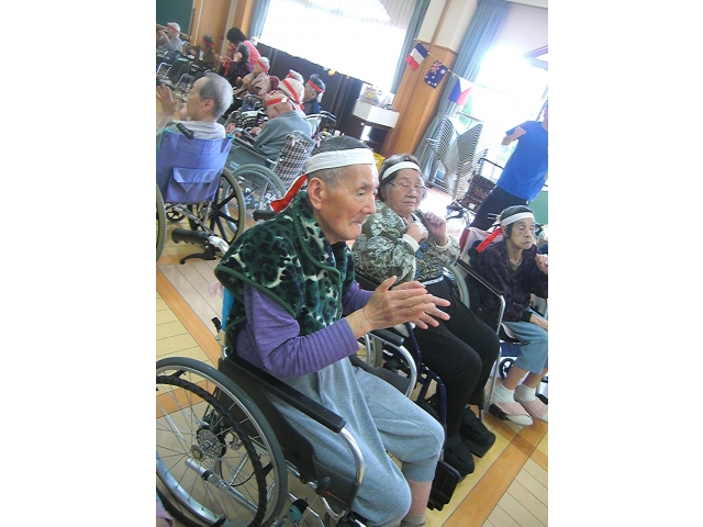 “フォークダンスに似せたダンス”