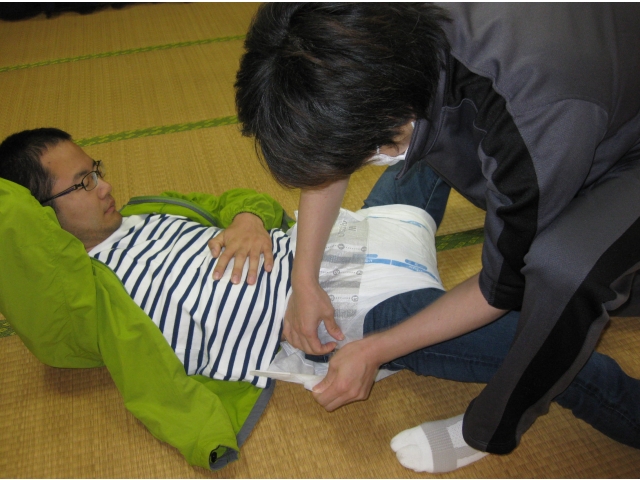 介護員でペアになり、オムツのあて方を実践しました