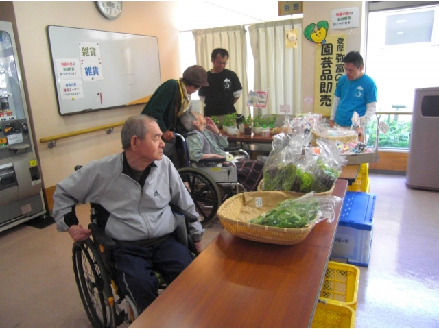 "弥富の里"による野菜等の販売
