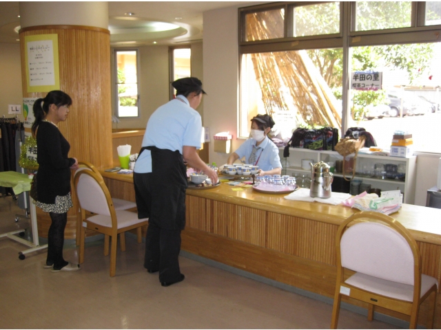 "半田の里"による喫茶コーナー