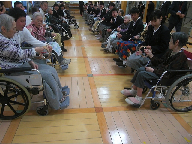 大きな輪を運びます。