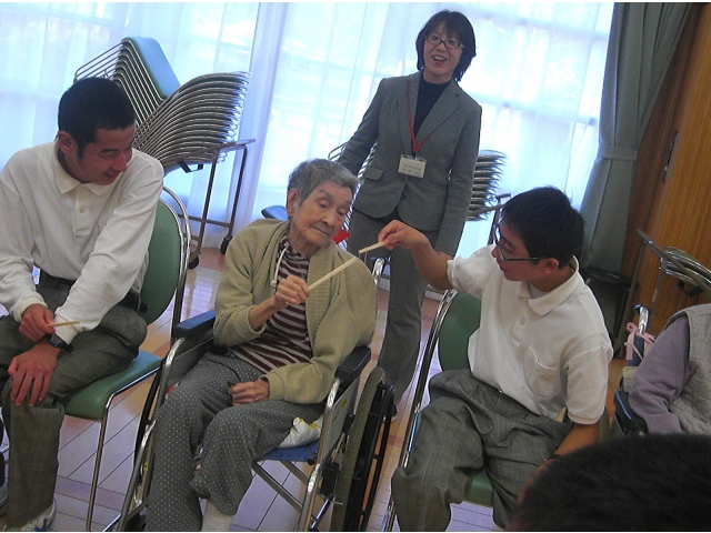 次は小さな輪ゴムに挑戦！！