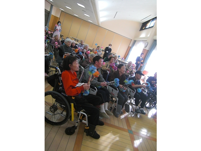 花がついた棒を持って・・・