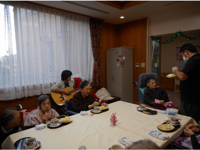 ギター演奏を聴きながら・・・