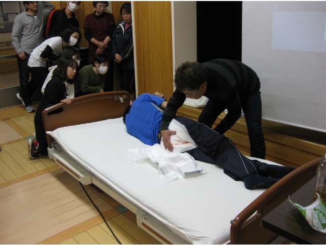 職員も真剣に見学！