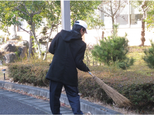 ほうきを使って…