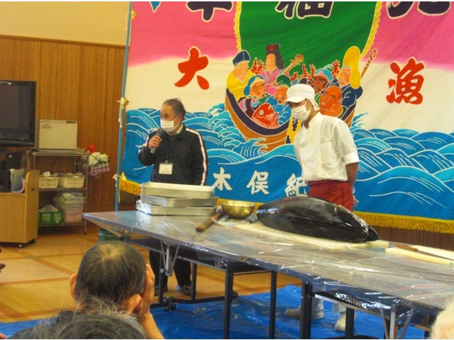 今からマグロの解体、はじまるよ～