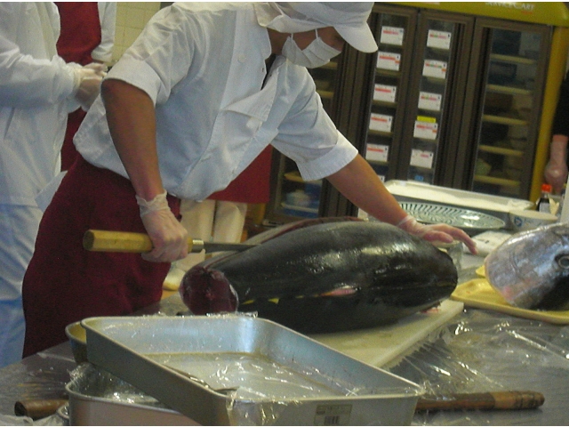 職人さんが、長刀でばっさり！