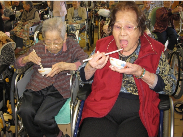 利用者のみなさん、試食です。