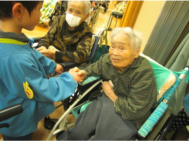 園児さんと握手