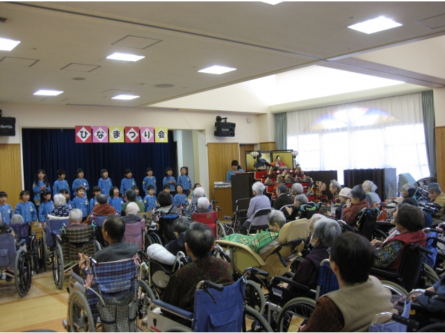 『幸せなら手をたたこう』を歌ってくれました☆