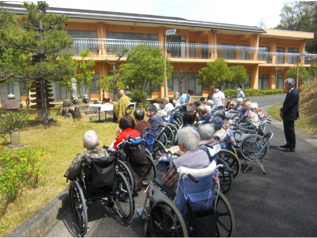 皆さんでお経を唱えました