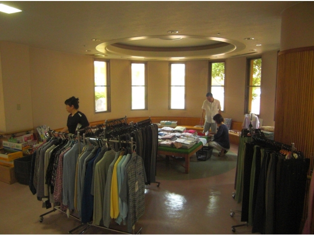 夏物の衣類が並びます
