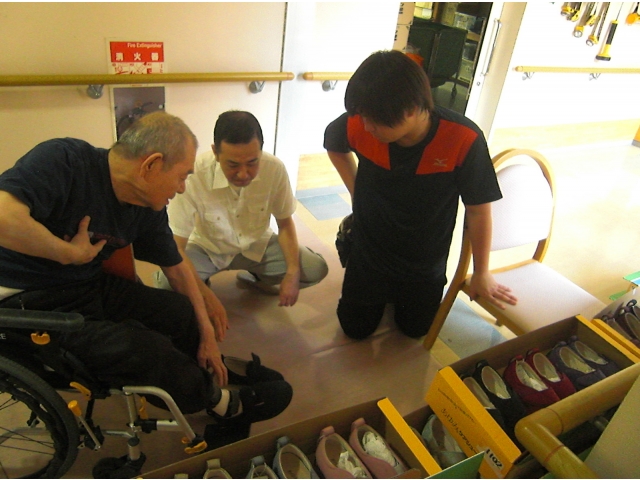 装具に対応した履きやすい靴です