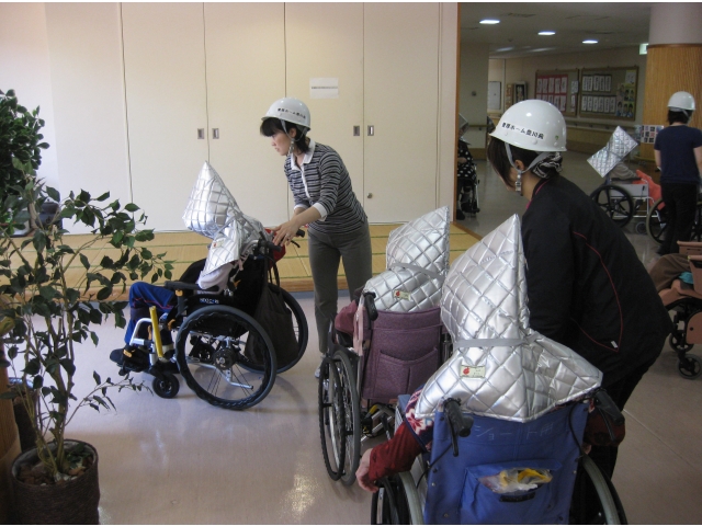 防災頭巾を被り
素早く非難をします