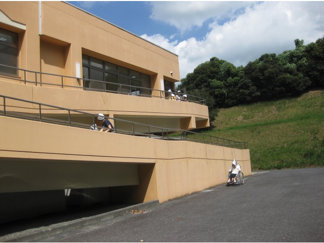 ２階からスロープを使用して避難