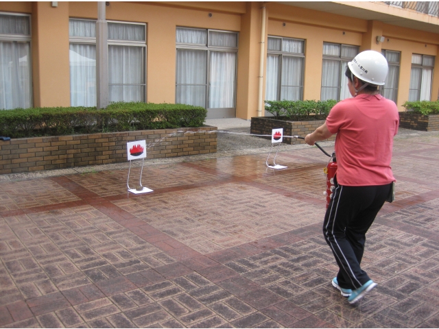 水消火器で消火訓練