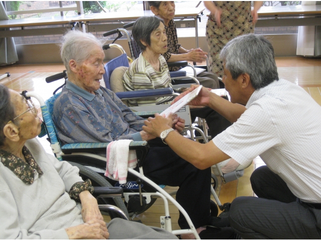 お祝いの品の贈呈