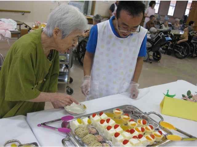 お好きなケーキを選びました