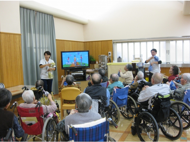 キラキラしたボンボンを使いました♪