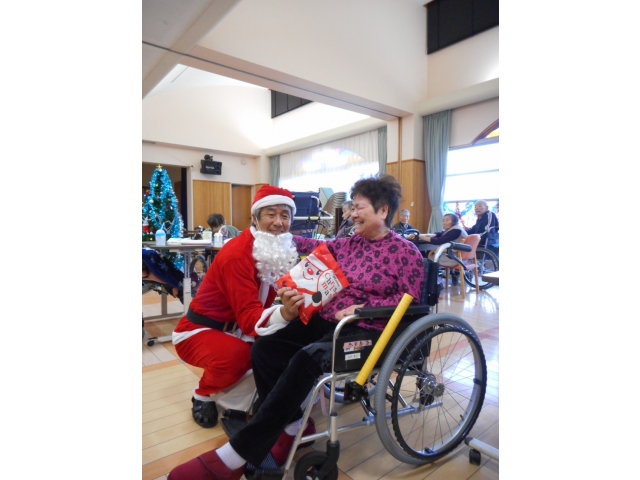 苑長サンタよりプレゼントです♪