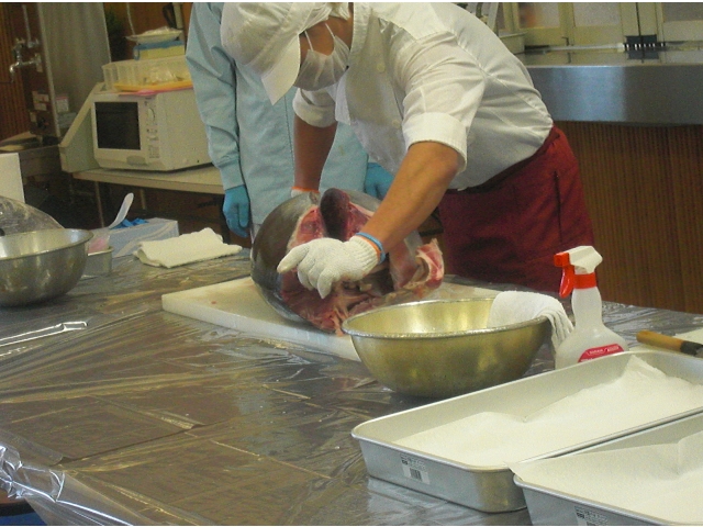 利用者のみなさん、真剣にマグロの解体をみています