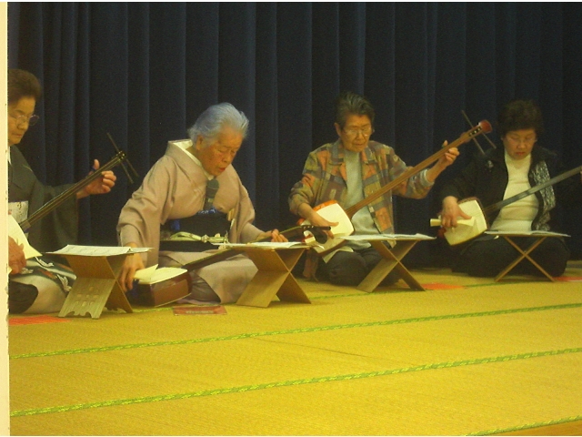 晴天に美しい声と三味線