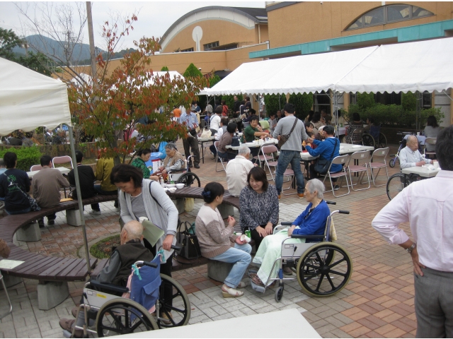 【豊川苑まつり】利用者のご家族や地域の方々との交流を深めています。　　　　　　　　　　　

