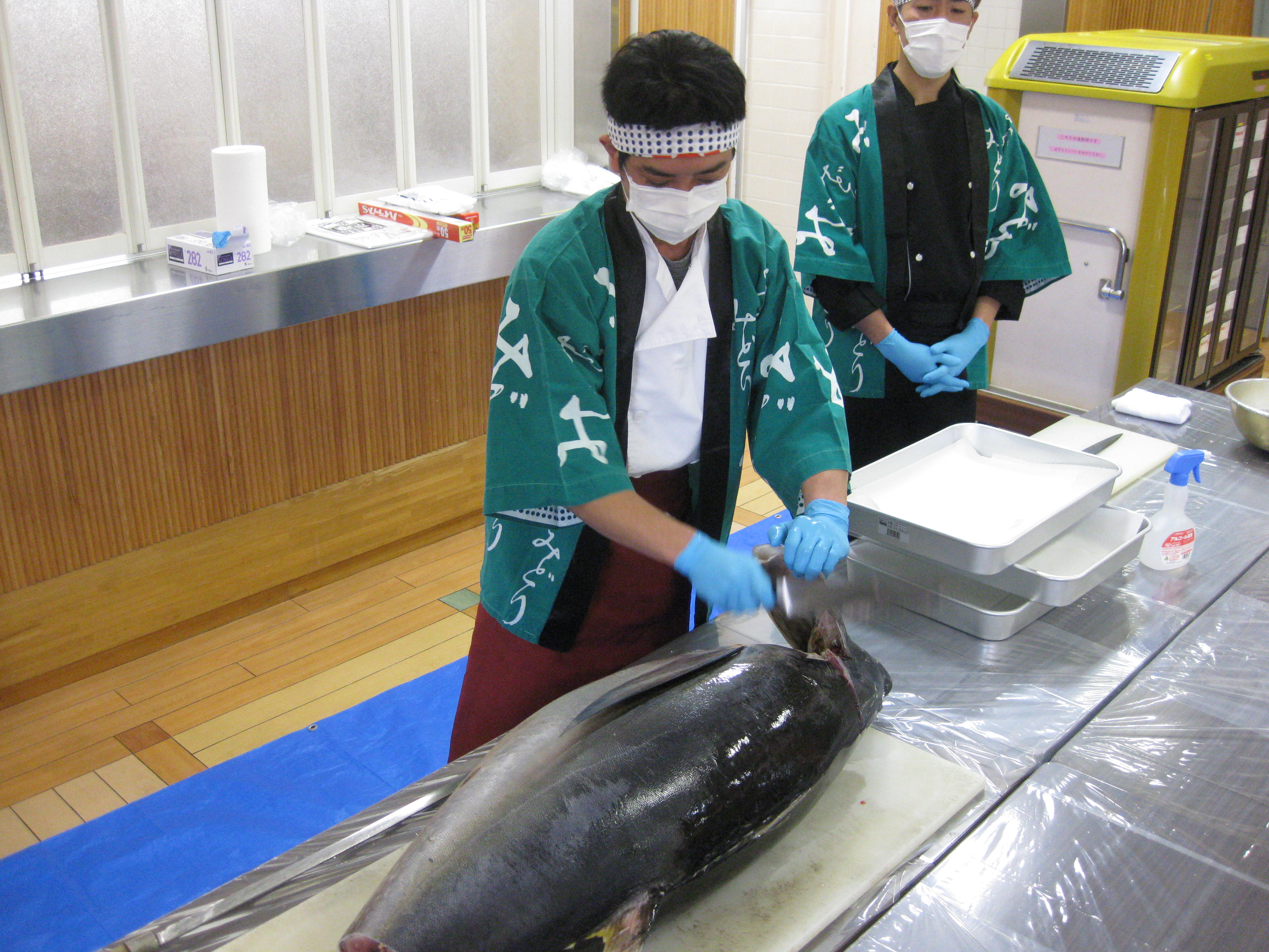 【まぐろの日】旬の食材を味わう行事食。大きなまぐろの解体ショーに皆さまびっくり！