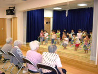【保育園児の慰問】七夕祭り、ひな祭りに近隣の保育園児が来苑。かわいい歌や踊りで元気をもらいます。