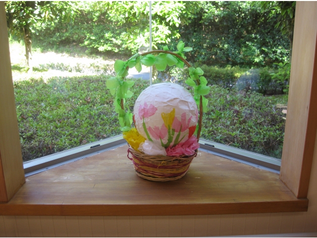 紙で出来た　卵　かな？