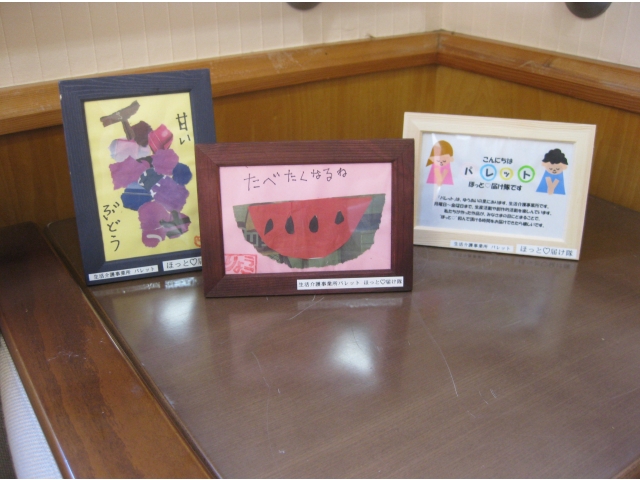 美味しそうな貼り絵の
スイカとブドウ