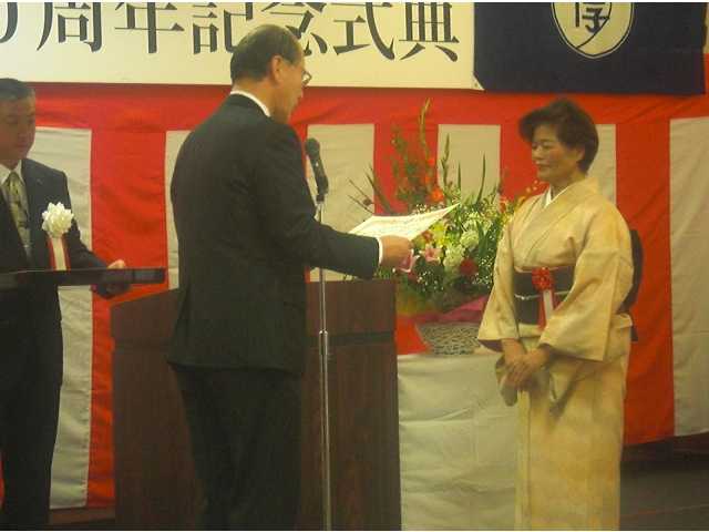 明るい踊りでみんなを楽しませてくださっている豊定会様