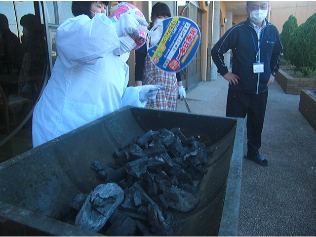 次長の厳しいチェックの許炭火おこし。