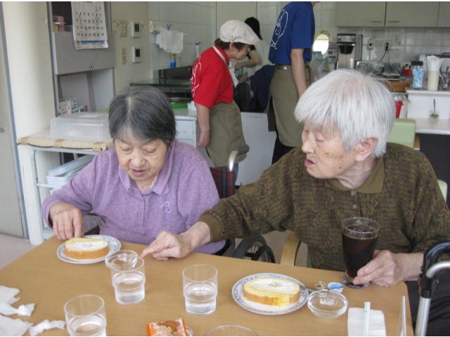 「大きくて綺麗なケーキ♪」
「クリームもたっぷりね」