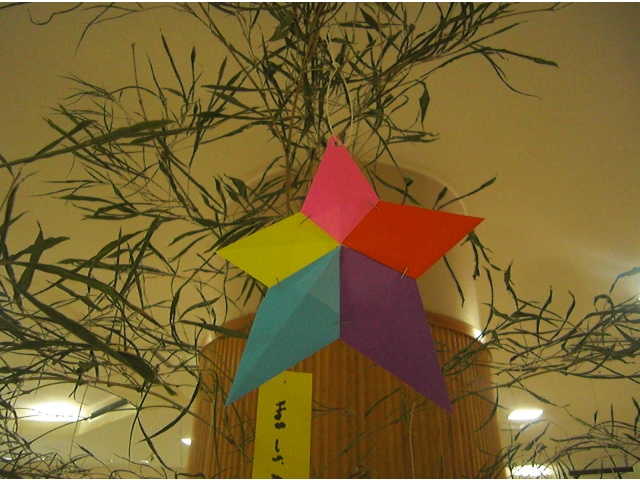 カラフルな星。いろいろな願いを聞いてくれそうです。