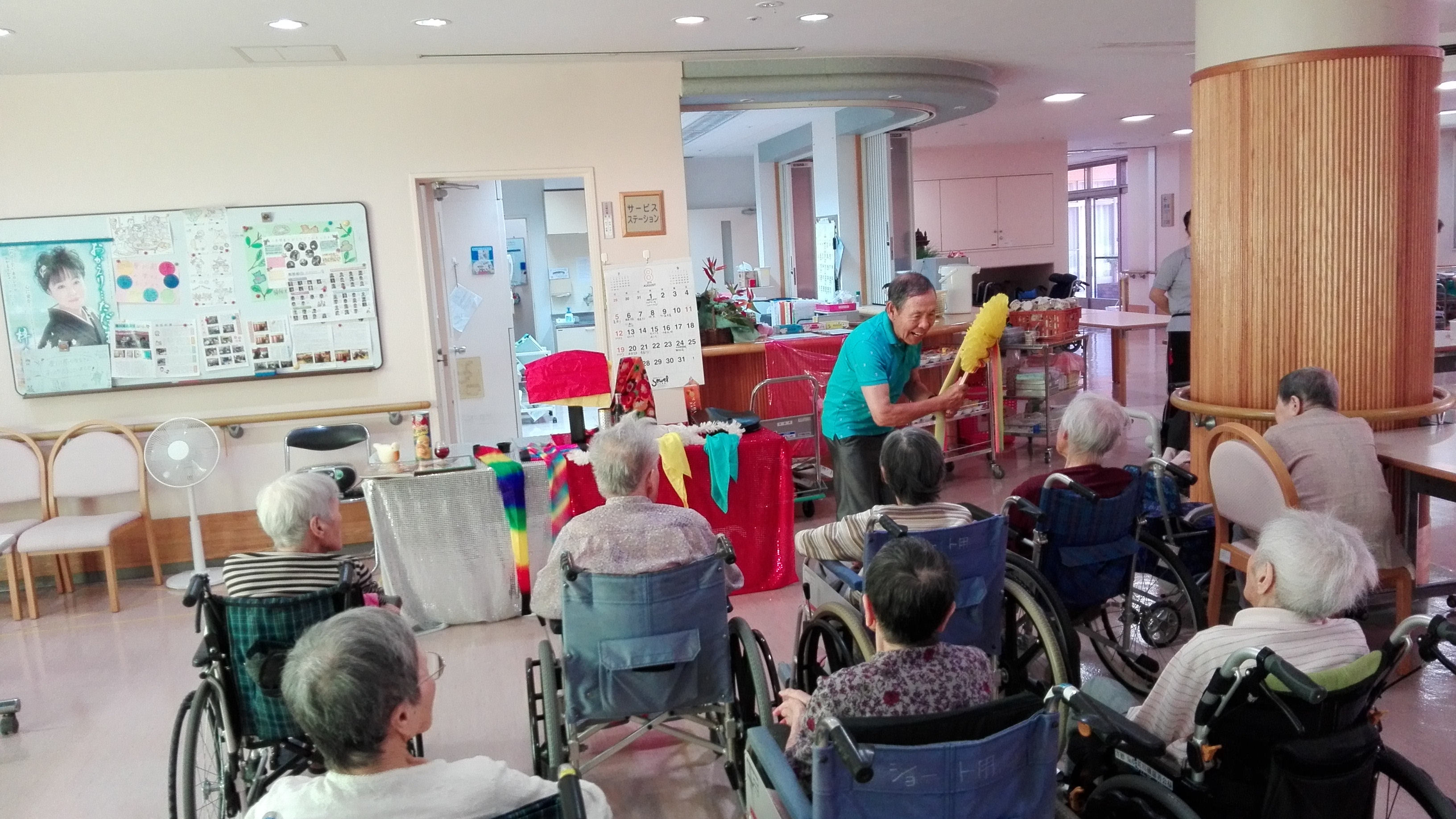 色鮮やかな飾りも