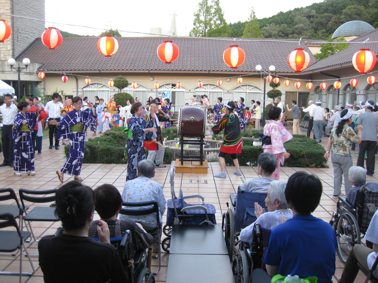 賑やかに盆踊りが始まりました