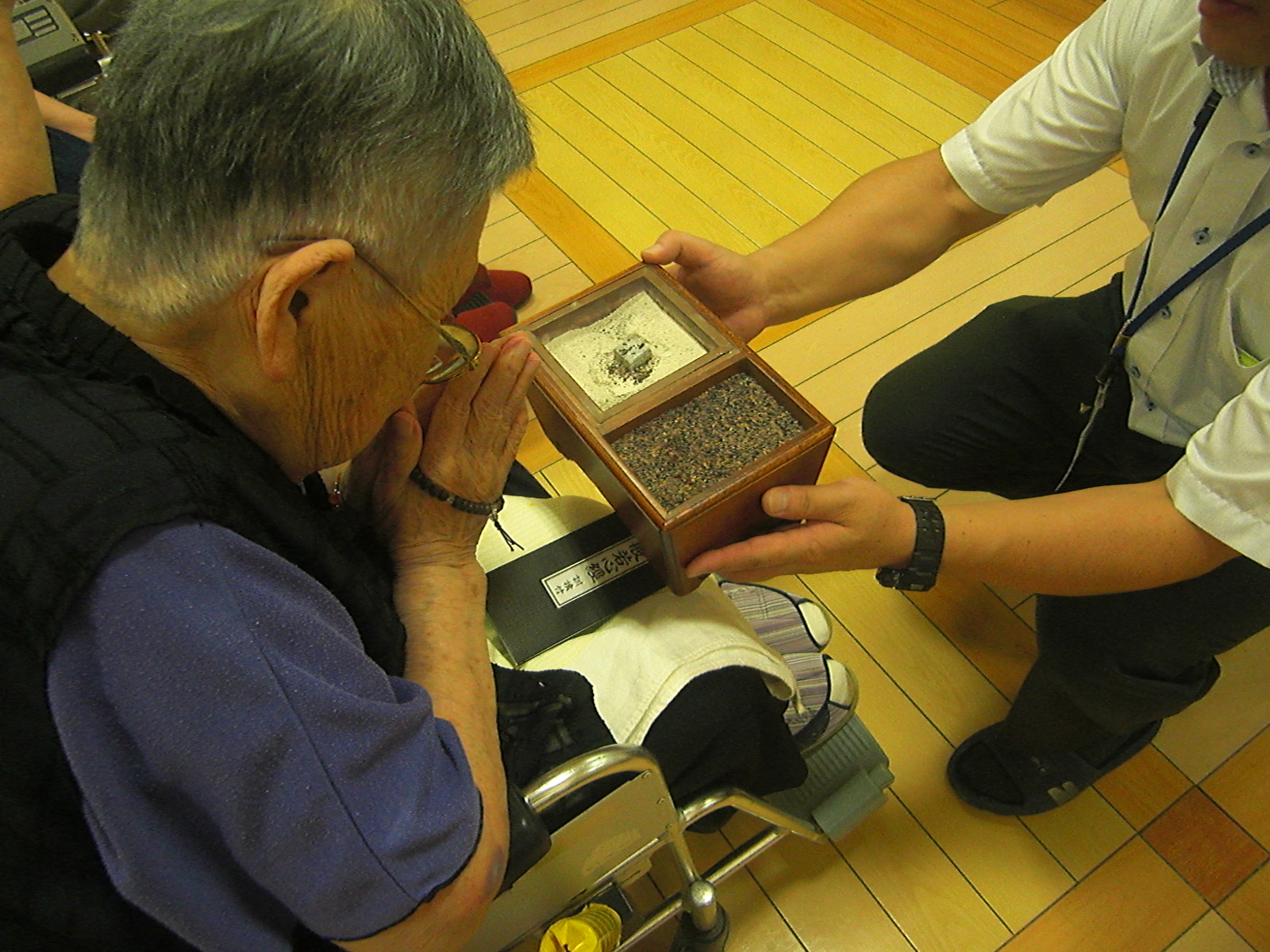 お焼香で霊を祀ります